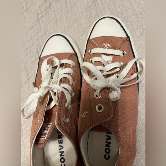Converse Shoes - Converse women’s size 7.5